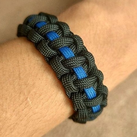 Bracelete de Paracord 550 Thin Blue Line Trançado Solomon - Aperto Ajustável - policial polícia soldado militar pulseira