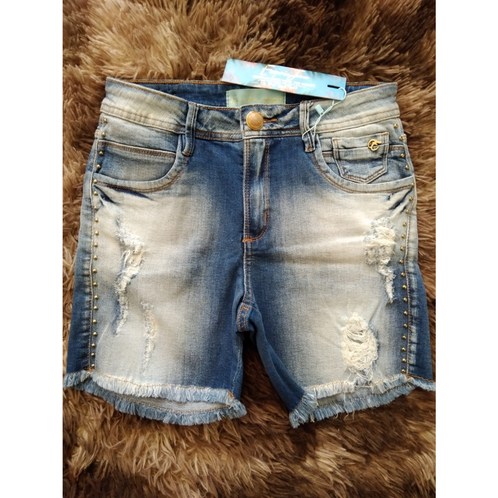 Short Jeans Empório Feminino com Destroyed e Aplicações de Tachinhas nas Laterais