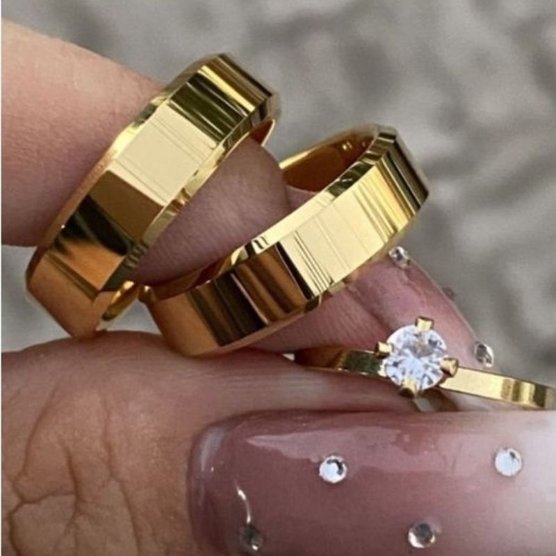 PAR ALIANÇA 6mm CHANFRADA TUNGSTÊNIO BANHADA A OURO 18K SOLITÁRIO E CAIXINHA