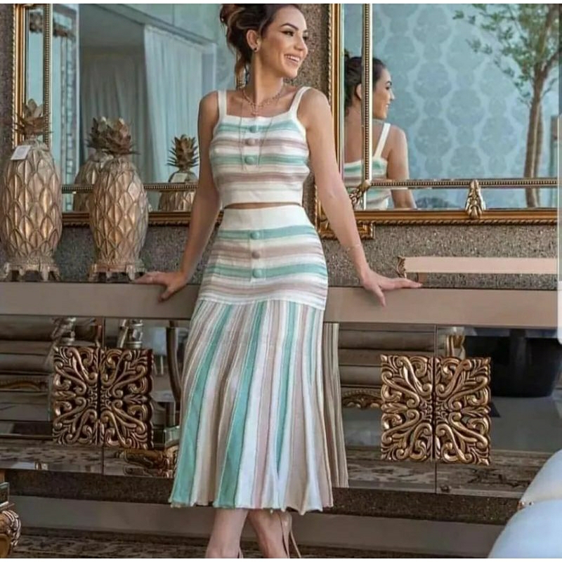 Conjunto cropped e saia prisada em tricô