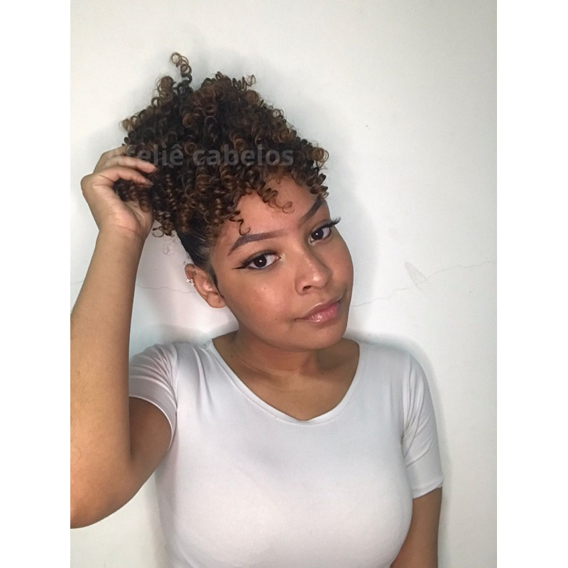 Coque de Cabelo Cacheado Curto Com Franja Cor Mel - Afro Orgânico  Regulador e Pentes Acessório de Cabelo/Rabo de Cavalo
