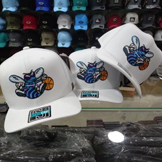 Boné Charlotte hornets NBA retrô branco bordado aba semi reta com regulagem snapback