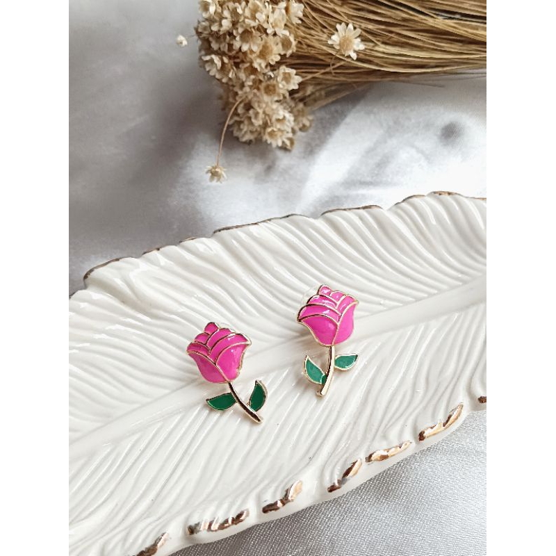 Brinco de Rosa Esmaltado, Linda peça para utilizar durante seu dia a dia ou montar aquele look Maravilhoso, peça linda.
