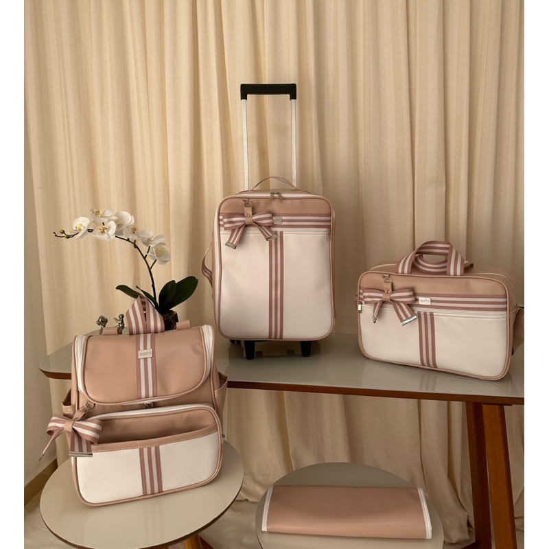 kit de bolsa de maternidade com mala de rodinha Nude com detalhes branco faixa rosé com branco .