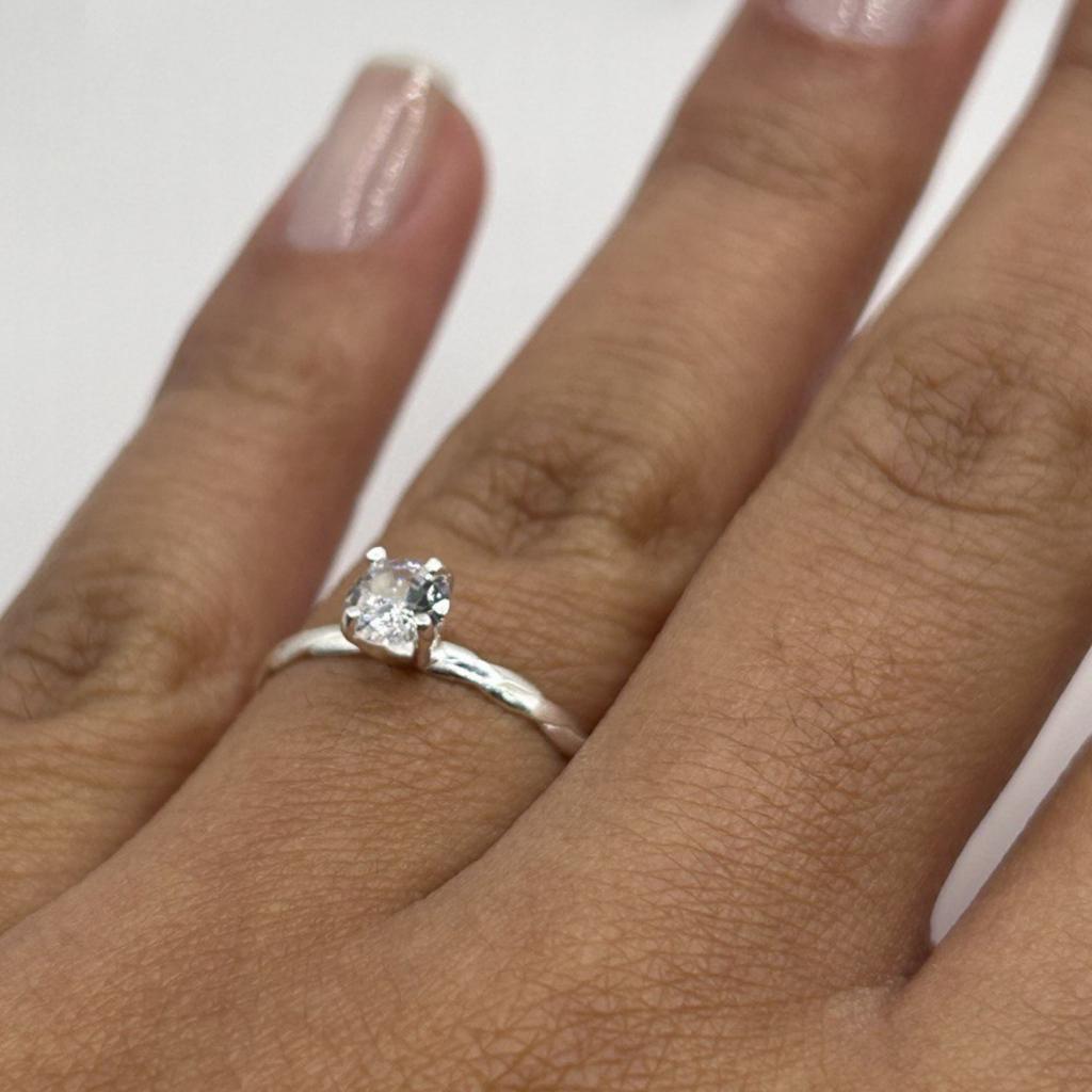 Anel Solitário torcido com zircônia em Prata 925 + caixinha de veludo em Oferta na Shopee