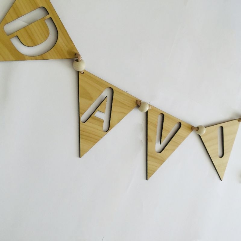 Varal com nome em mdf letras para decorar o quarto em formato de triângulo madeira pinus letras do nome montessori
