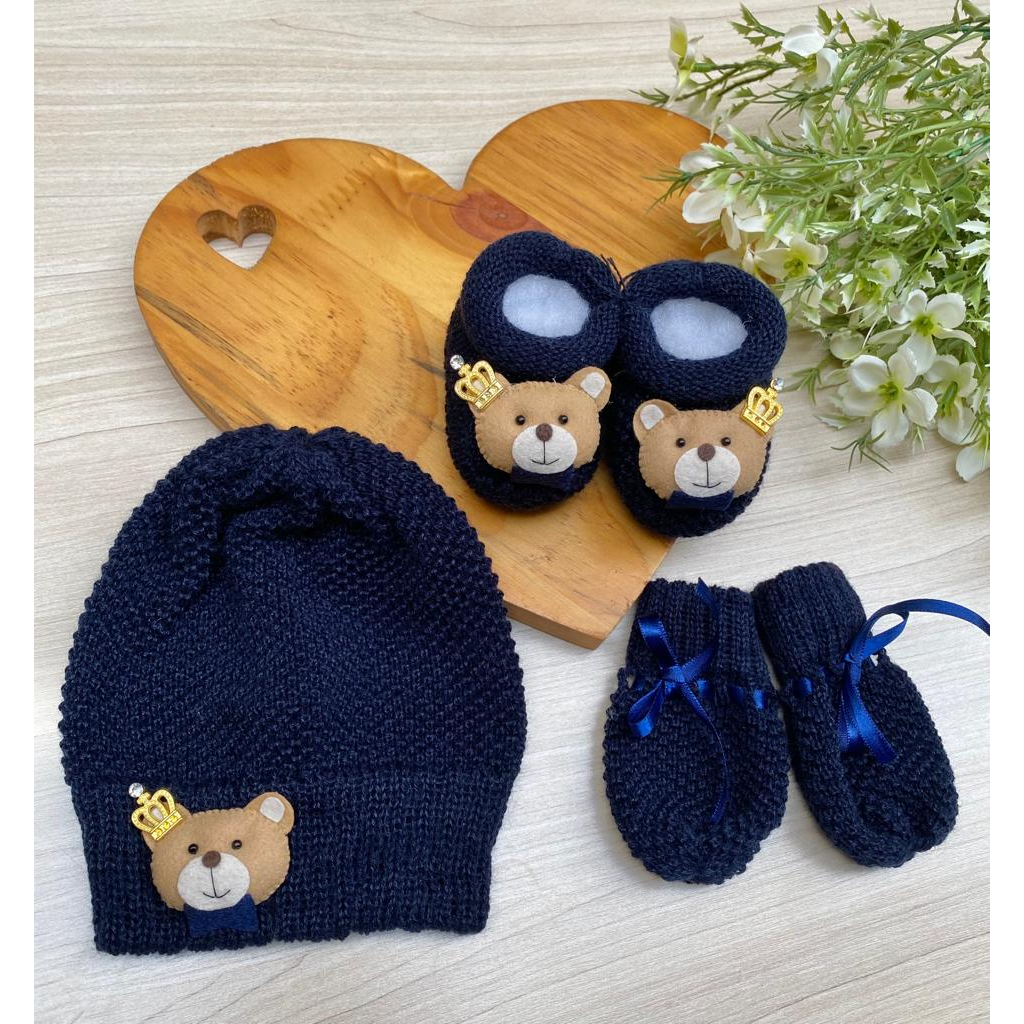 Kit gorro + luvas + sapatinhos em tricot com aplique de urso