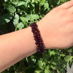 Pulseira Pedra Natural em Cascalho Granada - Proteção, Sucesso e Paixão