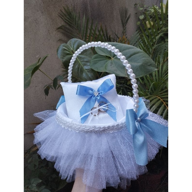 Cesta florista tutu tule frufru daminha casamento com almofada porta alianças laço azul serenity