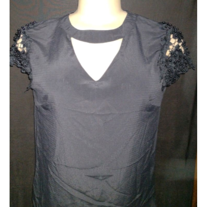 blusa preta chiffon preta mangas de tule com pérolas pretas   (Eventos)
