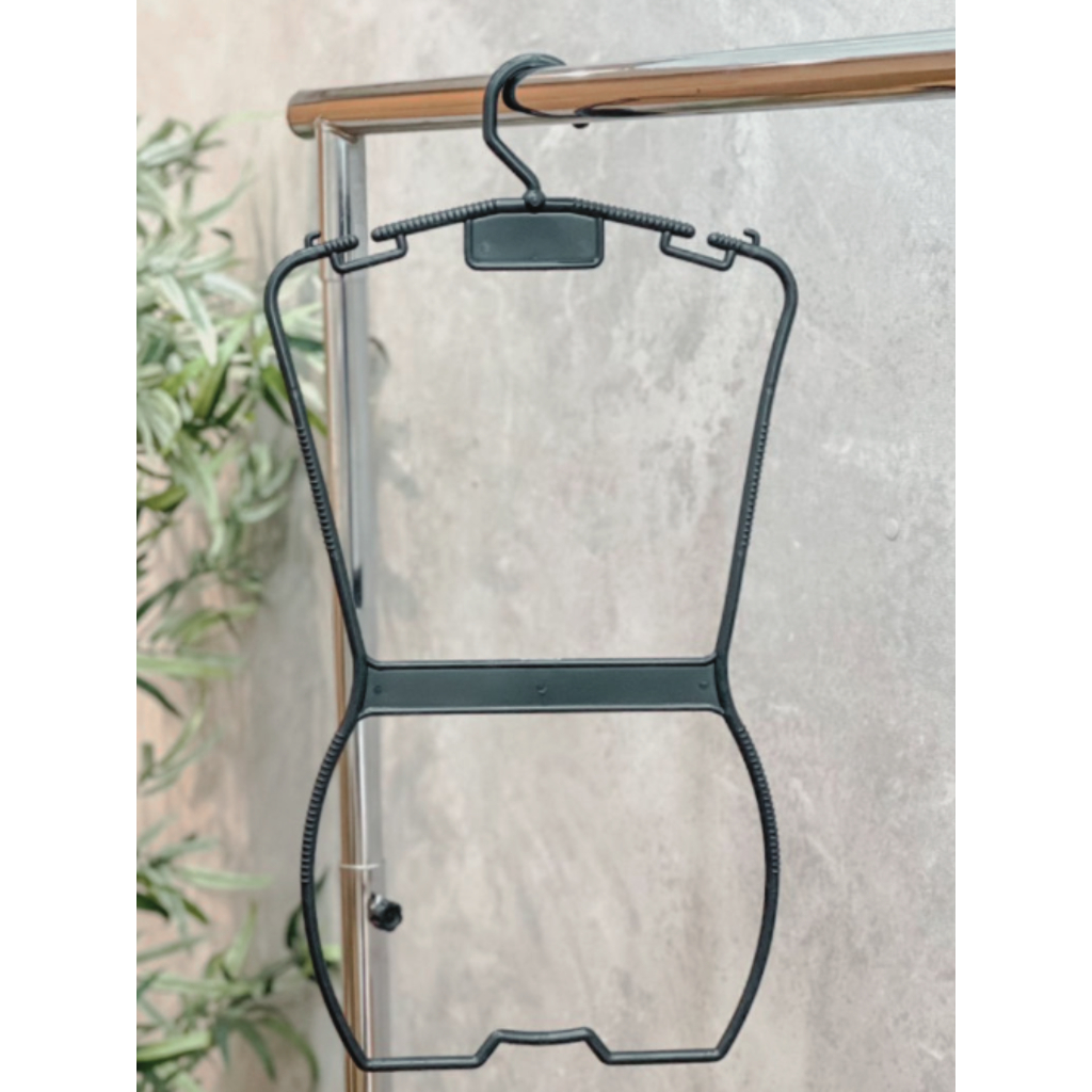 Kit com 10 Cabides silhueta infantil de plástico preto em Oferta na Shopee