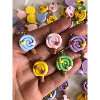 Pingente pirulito 28mm em resina -5 unid em Oferta na Shopee