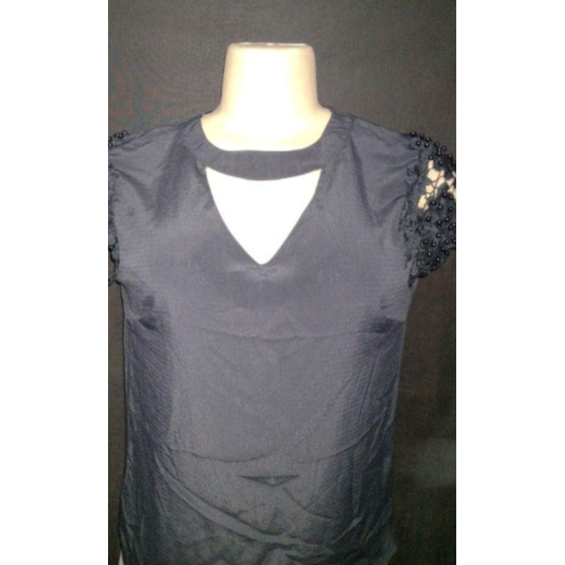 blusa chiffon estilo gótico com detalhes em pérolas pretas e renda nas mangas