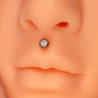Piercing labret medusa com opala em titânio philtrum, monroe, madonna, helix, tragus, orelha, conch