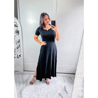 Vestido gola canoa com fenda lateral e bolço