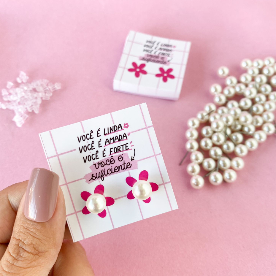 50 Pares de Brinco de Perola + tag Mimo para cliente em Oferta na Shopee