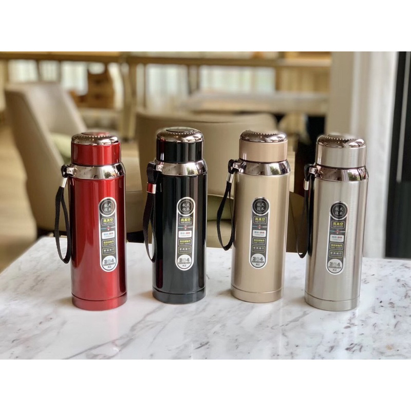 Está garrafa inox suporta qualquer líquido e temperatura, podendo ser utilizada na sua cozinha para café e servir como desejar. Com sua peneira inox é muito mais fácil tomar um chá ou um líquido com gelo, além de ter sua alça podendo pendurar para guardar