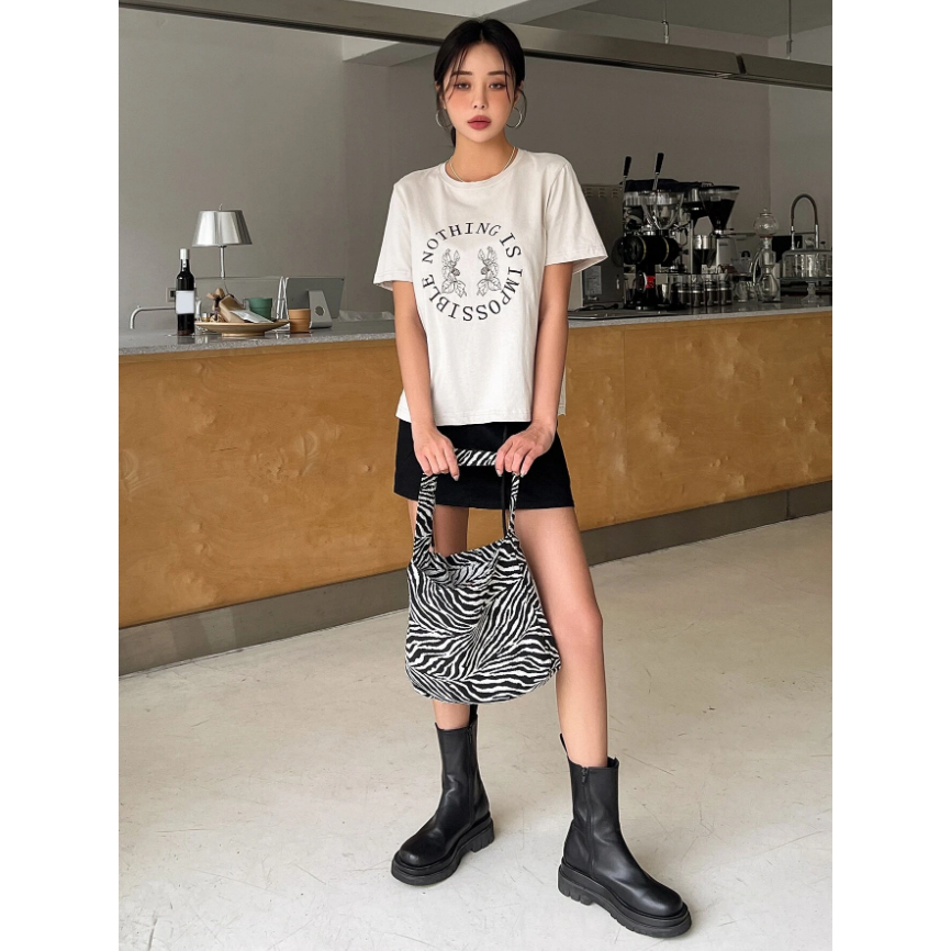 Camiseta Nothing Is Impossible Foco Flores Oversized Ombro Caido Feminino Style Top