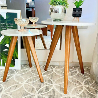 Kit com duas Mesas laterais redondas na cor OFF WHITE com pé de madeira Trapézio TP em Oferta na Shopee