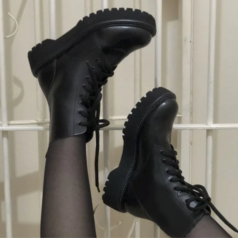 Bota Feminina Coturno Tratorado Blogueira Confortavel PROMOÇÃO PREÇO DE FABRICA — imagem 1