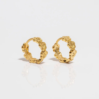 Brinco argolinha de flor lisa P banhada a ouro 18k