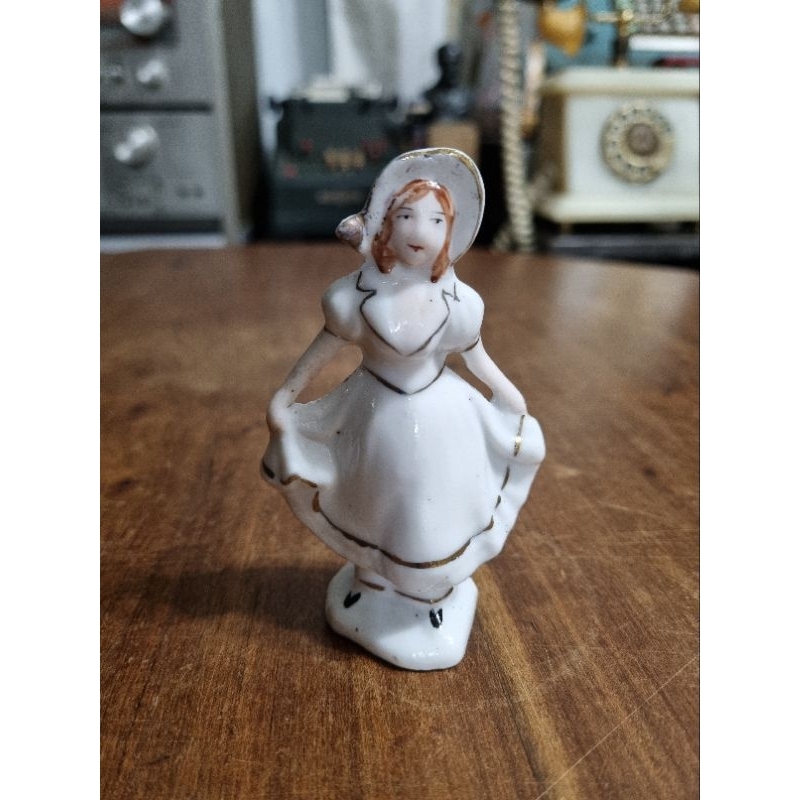 bibelô camponesa em porcelana antiga C708