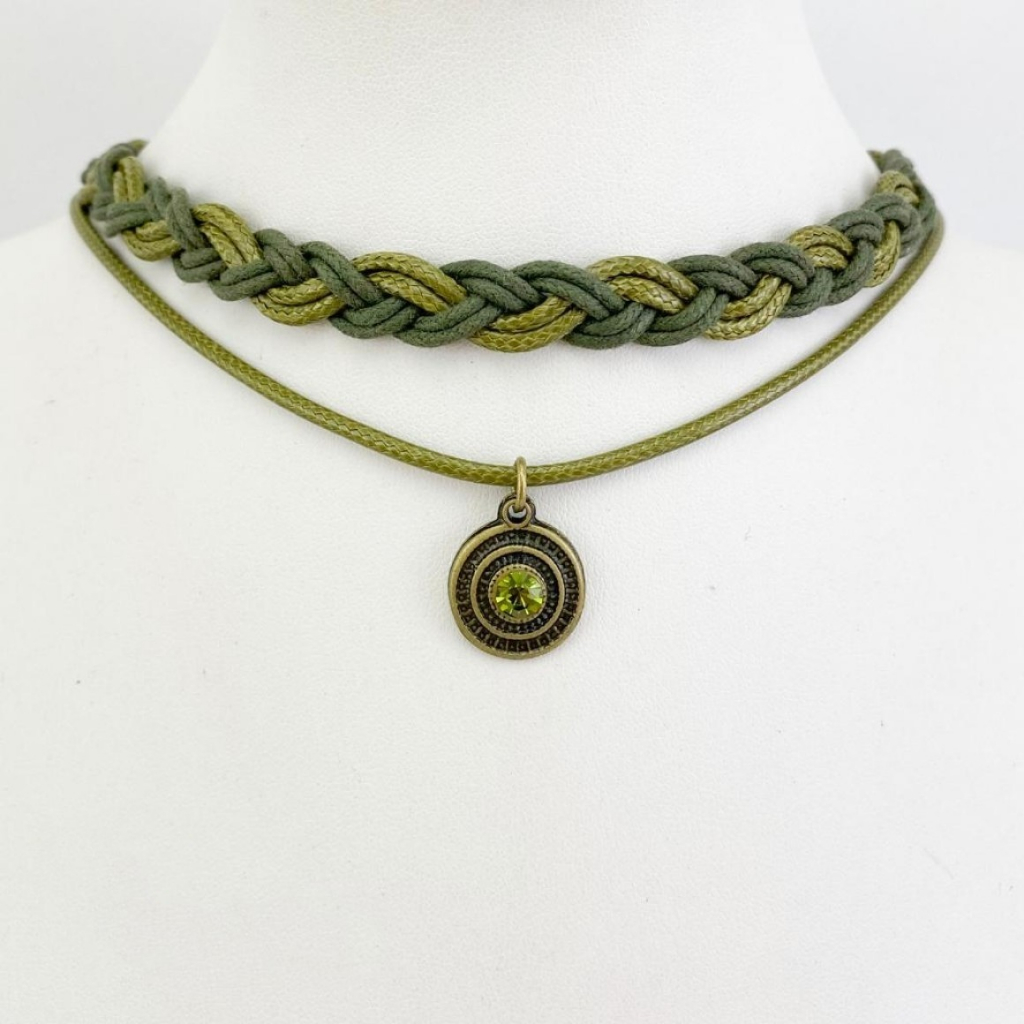 Chocker 2 voltas , pequena manda com pedra verde e trança em fio na cor verde militar