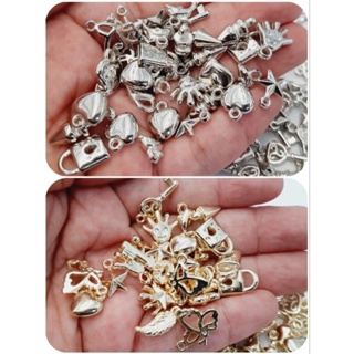 Pingente sortidos em abs misturadinho 10 gramas aprox. 32 unidades em Oferta na Shopee