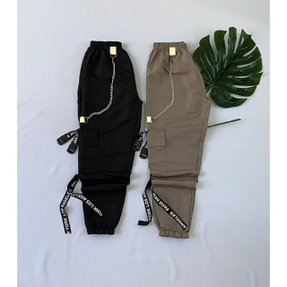 Calça Jogger com bolsos e corrente estilo gringa - Preta ou Bege