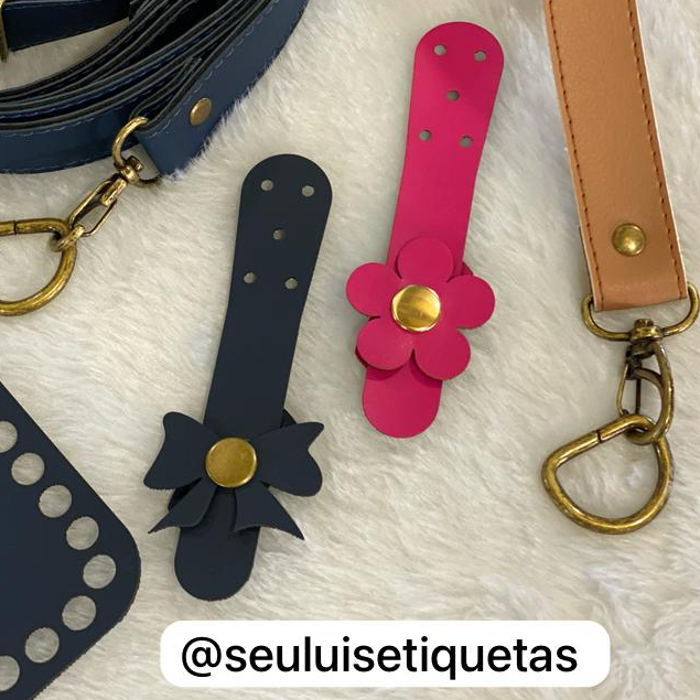 Fechamento de bolsa ou fecho lapela com botão de pressão e detalhe de FLOR ou LAÇO 12x2,5cm em Oferta na Shopee