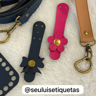 Fechamento de bolsa ou fecho lapela com botão de pressão e detalhe de FLOR ou LAÇO 12x2,5cm em Oferta na Shopee
