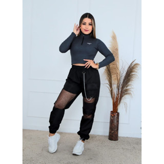 Calça Cargo Jogger feminina em tactel com tela brilhante, corrente e bolsos moda gringa