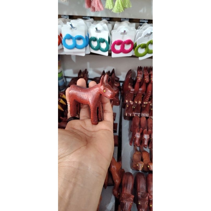 animal de madeira pau Brasil miniatura decoração coleção cavalo tartaruga coruja boi coelho peixe jacaré rinoceronte hipopótamo capivara gato lobo tatu arara beija-flor porco leão girafa baleia camelo...