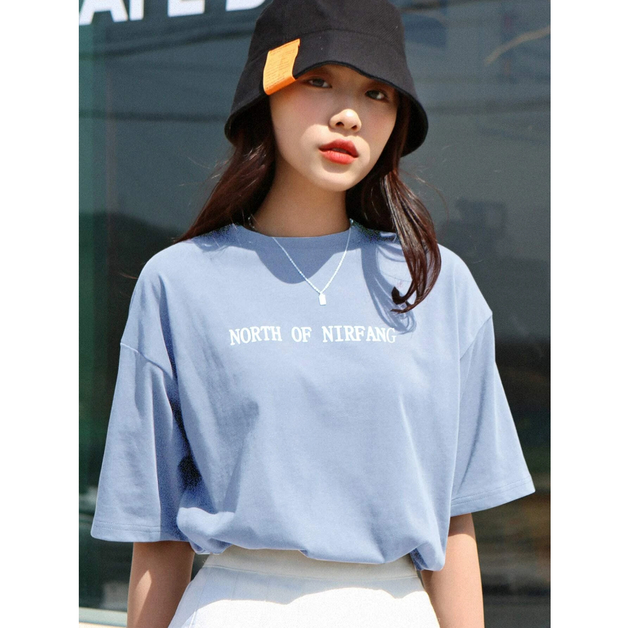 Camiseta Nort Of Nirfang Estampado Grafico Norte de Nirfang Aesthetic Oversized Blusa Manga Curta Ombro Caido Feminino