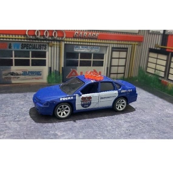 MATCHBOX POLICE CAR CHEVROLET IMPALA COM RODAS ESPECIAIS PNEUS DE BORRACHA ESCALA 1.64 TAMANHO 7CM SEM EMBALAGEM NOVO