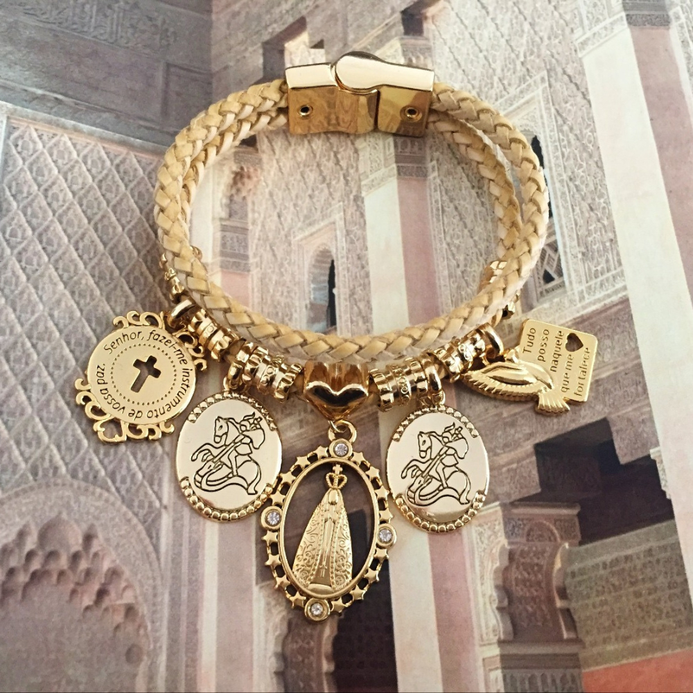 Pulseira Feminina Couro Pingentes Nossa Senhora Aparecida São Jorge Santo Antonio Proteção Semijoia Banhado a Ouro 18k