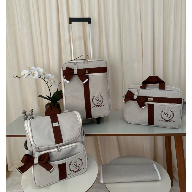 kit de bolsas de maternidade com mala de rodinha e mochila 2 em um bege com faixa marrom