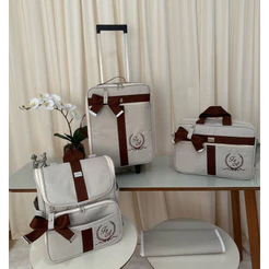 kit de bolsas de maternidade com mala de rodinha e mochila 2 em um bege com faixa marrom