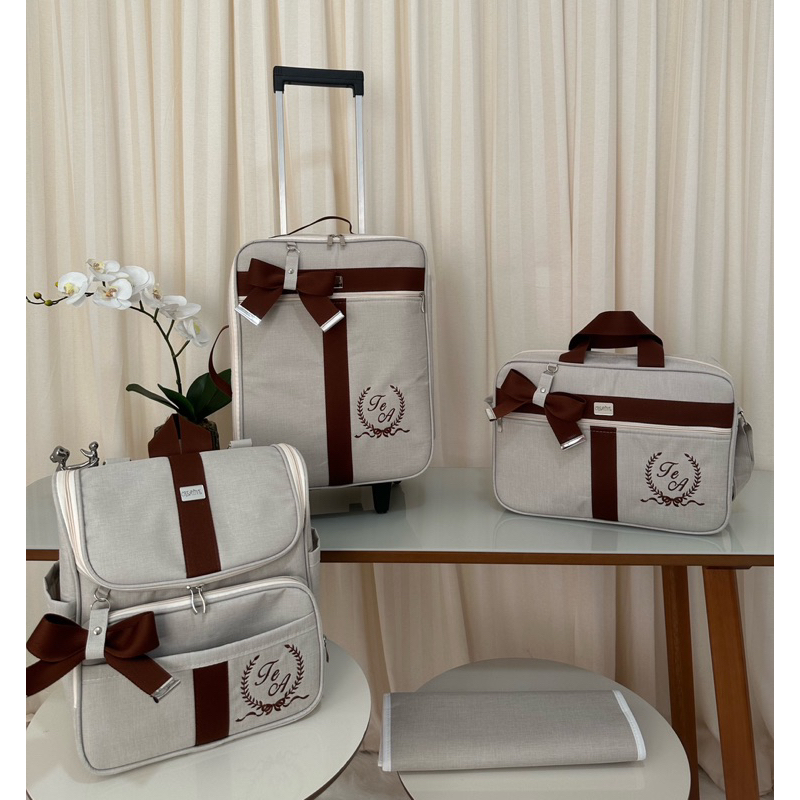 kit de bolsas de maternidade com mala de rodinha e mochila 2 em um bege com faixa marrom — imagem 2 de 2