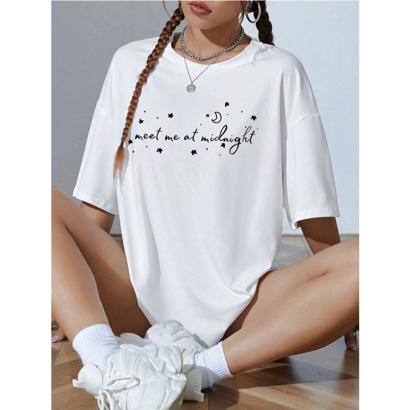Camiseta Meet Me At Midnight Bordado Frase Longline Oversized Ombro Caido Feminino Style