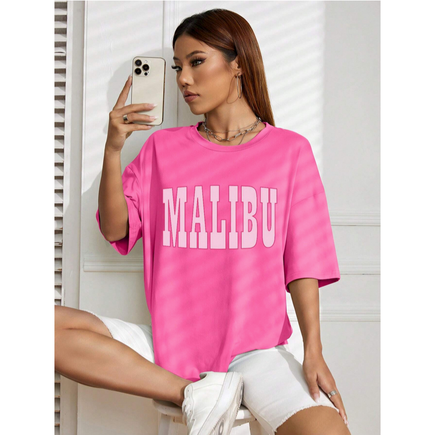 Camiseta Malibu Letras Rosa Oversized Unissex Manga Curta Tumblr Streetwear Casual
