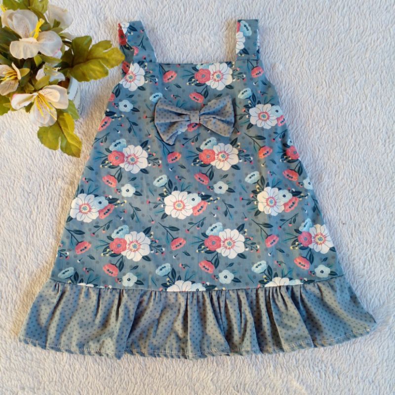 vestido infantil florido de alça com babadinho.