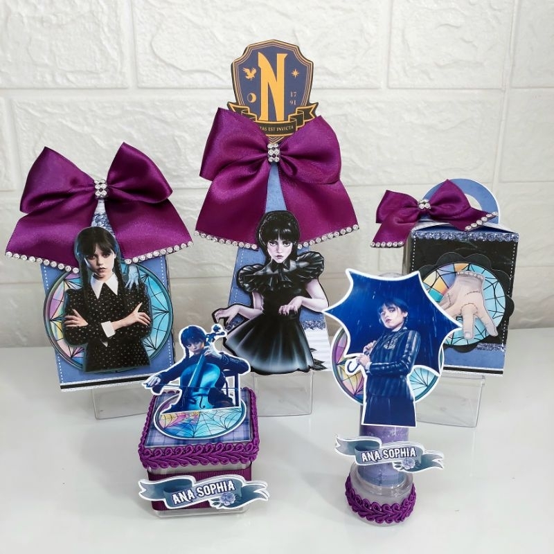Kit festa Personalizados semi luxo Wandinha com Acrílicos - FAZEMOS QUALQUER TEMA lembrancinha wandinha kit festa wandinha caixinha wandinha