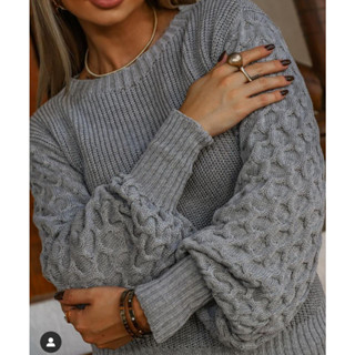 Blusa de frio feminina gola canoa em tricot e detalhes na manga