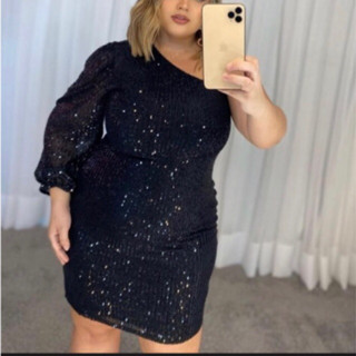 Vestido de paetê manga nula e outra bufante