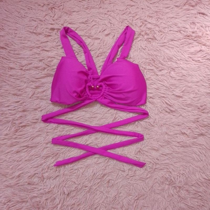 cropped com detalhe dourado em formato de coração