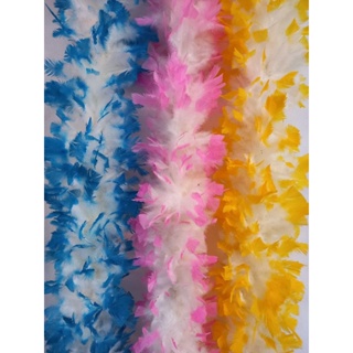 estolas bicolor de pena brancas com pontas coloridas para festas e fantasias em Oferta na Shopee