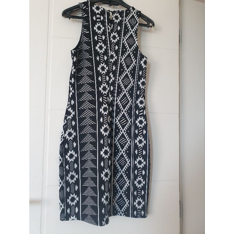 vestido  Hering  estampado e curto de poliéster e elastano, tamanho P.