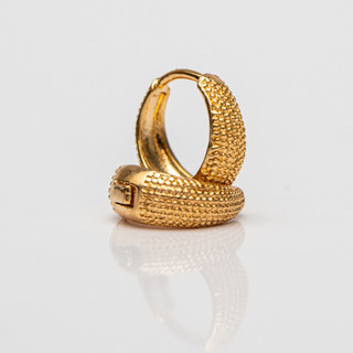 Brinco argolinha de click detalhe fosco média banhada a ouro 18k