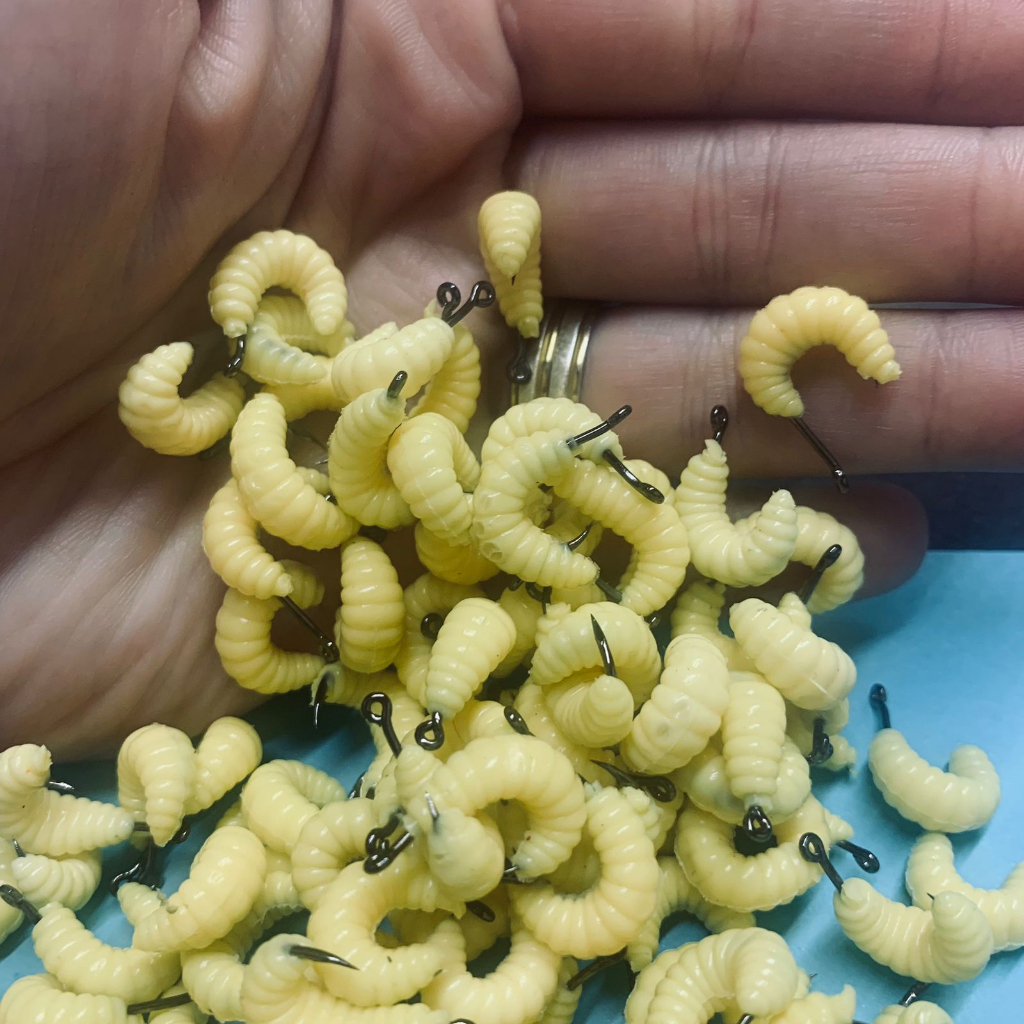 KIT ISCA ARTIFICIAL BICHO DA LARANJA BEGE COM ANZOL PARA TILÁPIA PARA PESCA em Oferta na Shopee